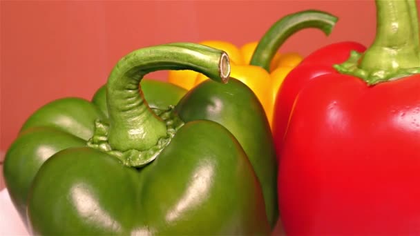 Paprika vermelha, verde e amarela imagens grande plano, detalhe, macro — Vídeo de Stock