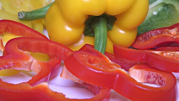 Roter, grüner und gelber Paprika in Nahaufnahme, Detail, Makro — Stockvideo