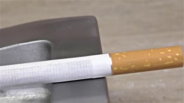 Sigara kül tablası - yanan yakın up, ayrıntı, makro