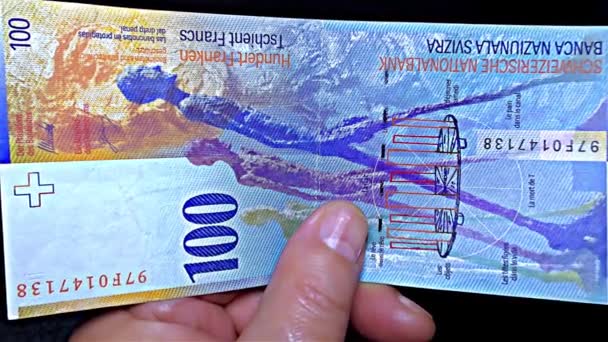 Schweiziska Pengar 100 Chf Cent Francs Skimrande Stripe Sedel Holografisk — Stockvideo