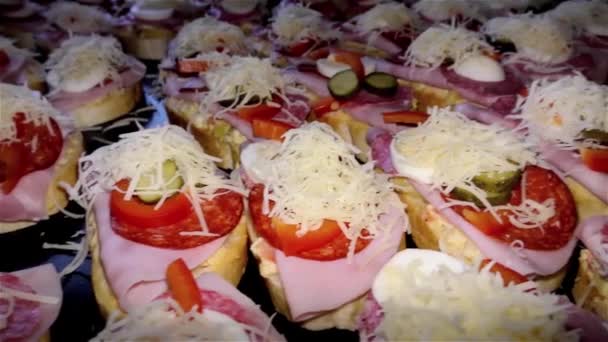 Sandwich Tcheco Caseiro Com Ovo Salame Salada Batata Presunto — Vídeo de Stock