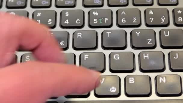 Laptop Notebook Teclado Computador Tendências Palavras Close Detalhe — Vídeo de Stock