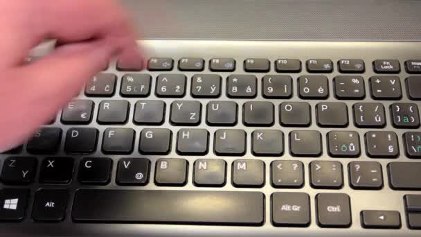 Laptop Notebook Computer Toetsenbord Woord Welvaart Close Detail — Stockvideo