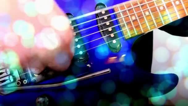 Гитарист Plays Rock Electric Guitar Abstrab Guitar Close Light — стоковое видео