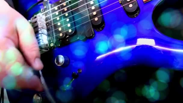 Guitarrista Toca Rock Guitarra Eléctrica Guitarra Abstracta Cerca Luz — Vídeo de stock