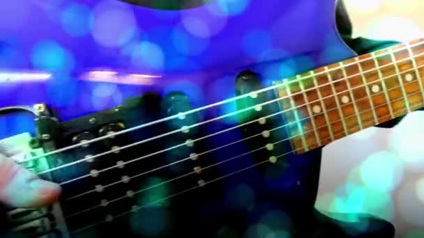 吉他手玩摇滚电吉他 抽象吉他手 近身手 — 图库视频影像