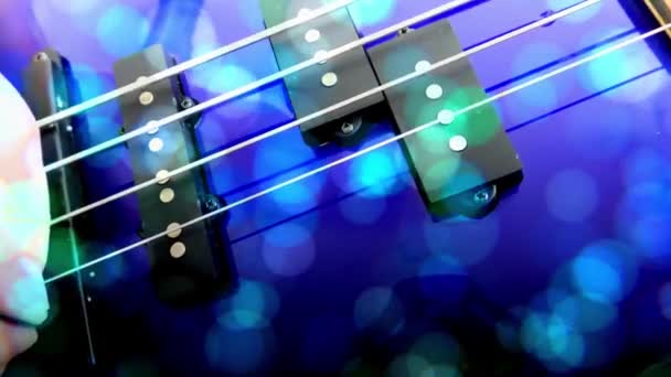 Gitarist Speelt Rockbasgitaar Abstracte Basgitaar Close Licht — Stockvideo