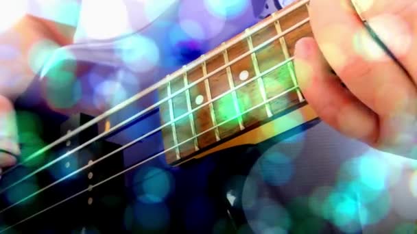 Гитарист Plays Rock Bass Guitar Abstrab Bass Guitar Close Light — стоковое видео