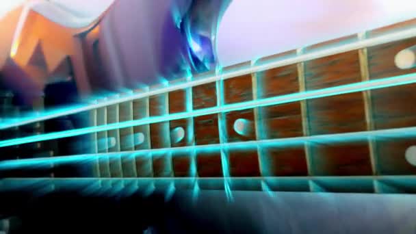 Guitarrista Toca Guitarra Baixo Rock Guitarra Baixo Abstrato Close Light — Vídeo de Stock