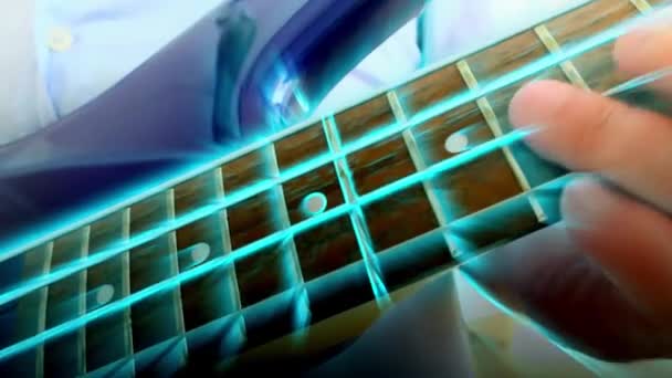 Gitarist Speelt Rockbasgitaar Abstracte Basgitaar Close Licht — Stockvideo