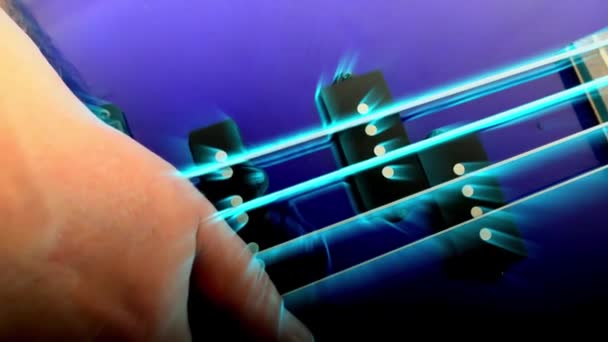 Gitarist Speelt Rockbasgitaar Abstracte Basgitaar Close Licht — Stockvideo