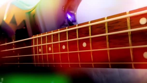 Gitarist Speelt Rockbasgitaar Abstracte Basgitaar Close Licht — Stockvideo