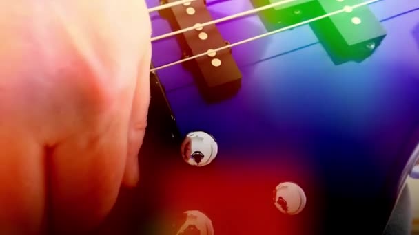 Κιθαρίστας Παίζει Ροκ Κιθάρα Μπάσο Αφηρημένη Κιθάρα Μπάσο Κοντινό Πλάνο — Αρχείο Βίντεο