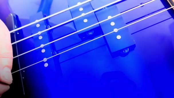 Gitarrist Spelar Rock Bass Gitarr Abstrakt Basgitarr Närbild Light — Stockvideo