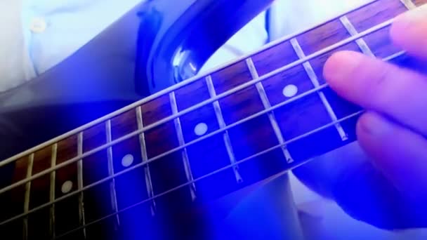 Guitarrista Toca Rock Bass Guitar Guitarra Bajo Abstracto Cerca Light — Vídeo de stock