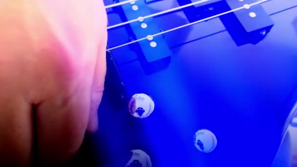 Gitarzysta Gra Rock Bass Guitar Streszczenie Gitara Basowa Zbliżenie Light — Wideo stockowe