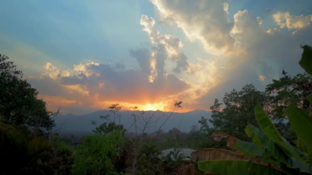 Tramonto bellezza impressionante. Thailandia settentrionale, provincia Maehongson, villaggio Pai . — Video Stock