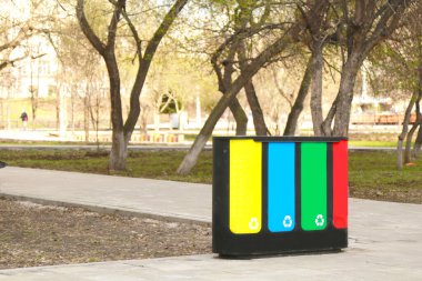 Şehir sokaklarında kağıt, plastik, cam ve dağınık çöp sepetleri için dört atık ayıklama