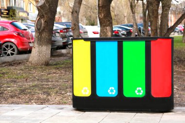 Şehir sokaklarında kağıt, plastik, cam ve dağınık çöp sepetleri için dört atık ayıklama