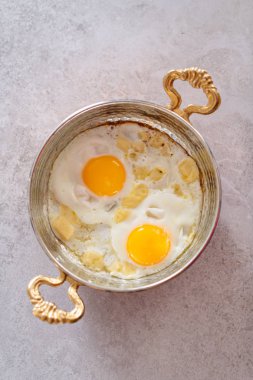 Peynirli yumurta, bakır tavada servis edilen kahvaltı.
