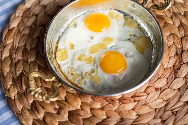Солнечная сторона вверх яйца с сыром, завтрак подается в медной сковороде — стоковое фото