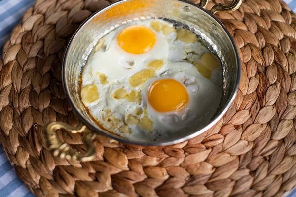 Солнечная сторона вверх яйца с сыром, завтрак подается в медной сковороде — стоковое фото