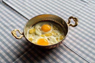 Peynirli yumurta, bakır tavada servis edilen kahvaltı.