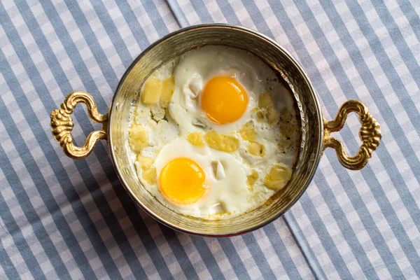 Soliga sidan upp ägg med ost, frukost serveras i koppar pan — Stockfoto