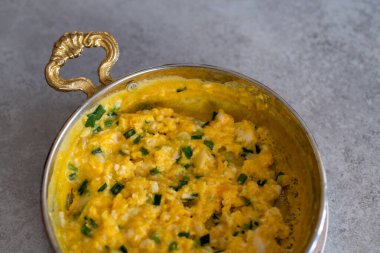 Peynirli omlet ve taze soğan. Bir bakırda hizmet verdim. 