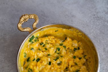 Peynirli omlet ve taze soğan. Bir bakırda hizmet verdim. 