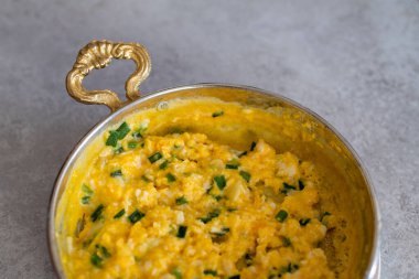 Peynirli omlet ve taze soğan. Bir bakırda hizmet verdim. 