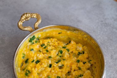 Peynirli omlet ve taze soğan. Bir bakırda hizmet verdim. 