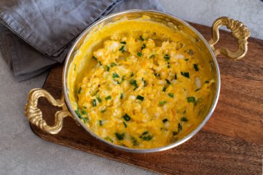 Peynirli omlet ve taze soğan. Bir bakırda hizmet verdim. 