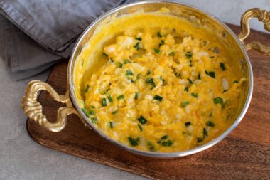 Peynirli omlet ve taze soğan. Bir bakırda hizmet verdim. 