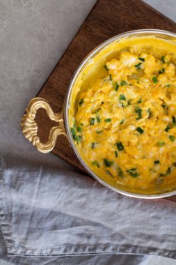 Peynirli omlet ve taze soğan. Bir bakırda hizmet verdim. 