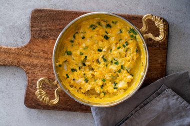 Peynirli omlet ve taze soğan. Bir bakırda hizmet verdim. 