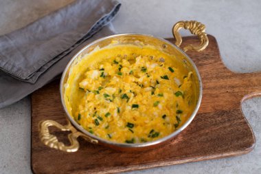 Peynirli omlet ve taze soğan. Bir bakırda hizmet verdim. 