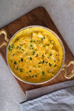 Peynirli omlet ve taze soğan. Bir bakırda hizmet verdim. 