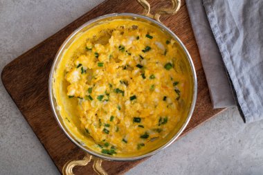 Peynirli omlet ve taze soğan. Bir bakırda hizmet verdim. 