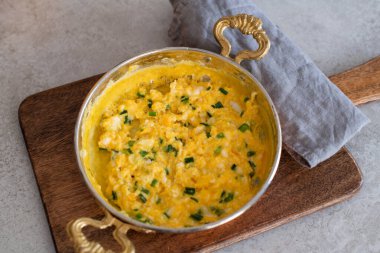 Peynirli omlet ve taze soğan. Bir bakırda hizmet verdim. 