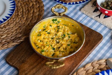 Peynirli omlet ve taze soğan. Bir bakırda hizmet verdim. 
