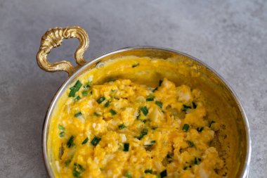 Peynirli omlet ve taze soğan. Bir bakırda hizmet verdim. 