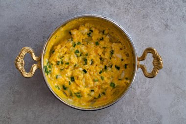 Peynirli omlet ve taze soğan. Bir bakırda hizmet verdim. 