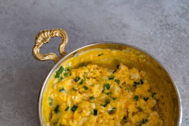 Peynirli omlet ve taze soğan. Bir bakırda hizmet verdim. 