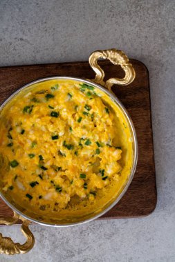 Peynirli omlet ve taze soğan. Bir bakırda hizmet verdim. 