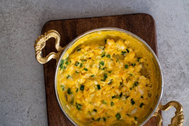 Peynirli omlet ve taze soğan. Bir bakırda hizmet verdim. 