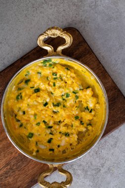 Peynirli omlet ve taze soğan. Bir bakırda hizmet verdim. 