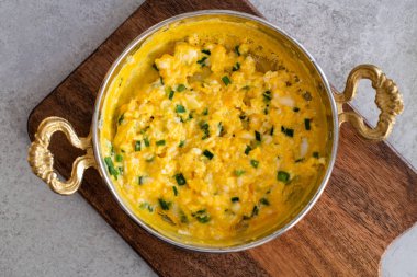 Peynirli omlet ve taze soğan. Bir bakırda hizmet verdim. 