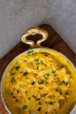 Peynirli omlet ve taze soğan. Bir bakırda hizmet verdim. 