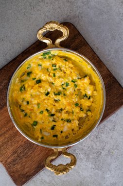 Peynirli omlet ve taze soğan. Bir bakırda hizmet verdim. 